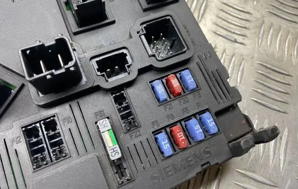 Peugeot 407 Comfort/convenience module BSIS0400 42484318 S120104500J