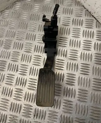 Nissan Juke I F15 Accelerator throttle pedal 180021KM0B 19510A