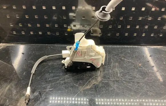 Audi Q3 8U Front door lock 8J2837016E