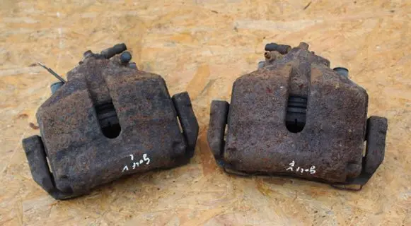 Volkswagen Golf V Front brake caliper M0585663