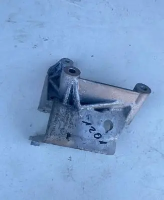 Volvo XC90 Engine mounting bracket 31430470 20100306