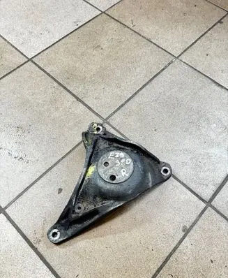 BMW 5 E39 Engine mounting bracket 1096080 22111096080