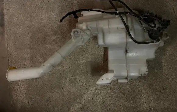 Lexus CT 200H Windshield washer fluid reservoir/tank