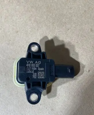 Volkswagen Polo V 6R Airbag deployment crash/impact sensor 4H0955557 2137RB4