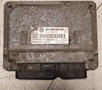 Volkswagen Golf V Engine control unit/module 5WP40439 06A906033EM