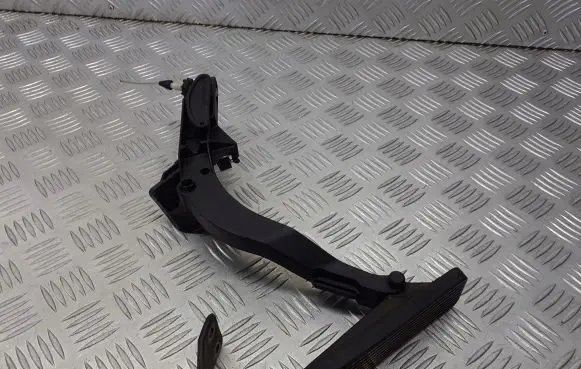 Mercedes-Benz C W202 Accelerator pedal position sensor 2103000004