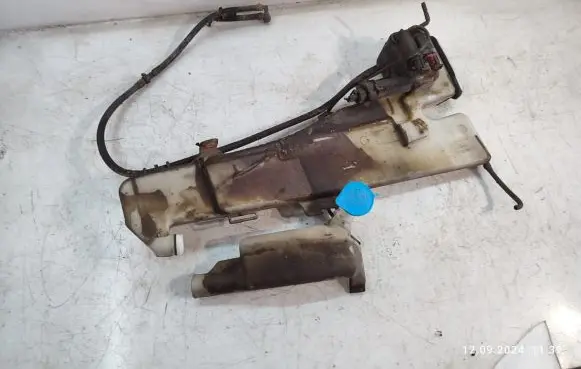 Honda CR-V Windshield washer fluid reservoir/tank