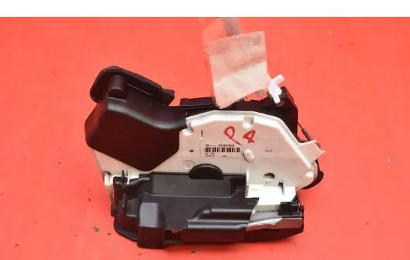 Volkswagen PASSAT CC Front door lock 5E1837016