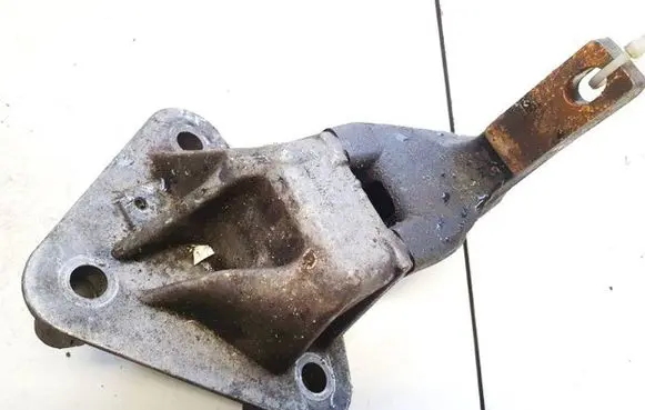 Engine mounting bracket