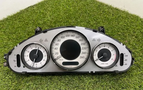 Speedometer (instrument cluster)