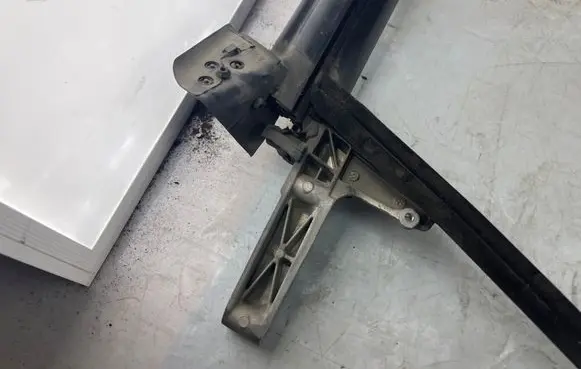 Audi A8 S8 D3 4E Front door window/glass frame SK319772