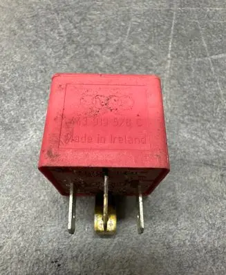 Volkswagen Golf IV Hazard warning light relay 443919578C