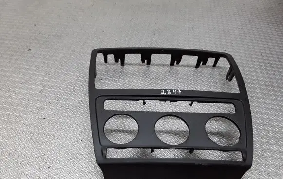 Skoda Octavia Mk2 (1Z) Radio/GPS head unit trim 1Z0858069A
