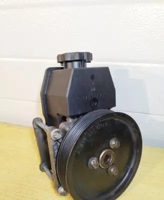 Mercedes-Benz C W202 Power steering pump A6112300115