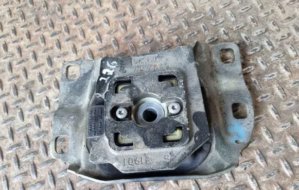 Volvo V40 Gearbox mount V617M121 V617M121DC