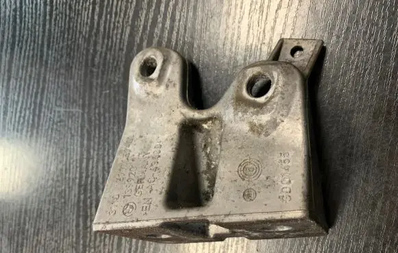 BMW 5 E60 E61 Engine mounting bracket 6771057