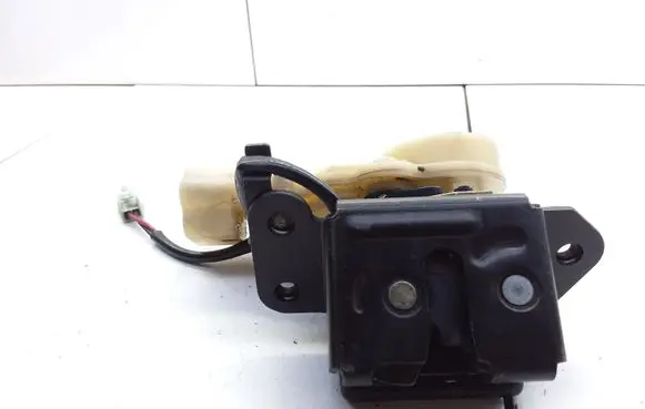 Mazda 323 F Tailgate/trunk/boot lock/catch/latch 010201
