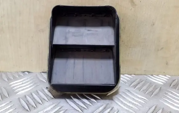 Quarter panel pressure vent