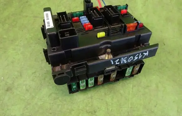 Peugeot 307 Fuse module 9650664180