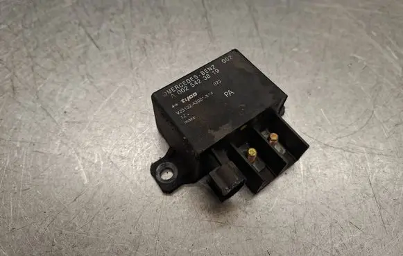 Mercedes-Benz E W210 Charging relay A0025423819 V23132A2001X14