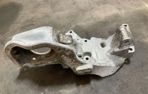 Volvo XC90 Generator/alternator bracket 31480996