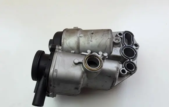 Volvo XC70 Oil filter mounting bracket 30677920