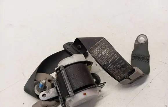 Mitsubishi Grandis Middle seatbelt (rear) 0433117