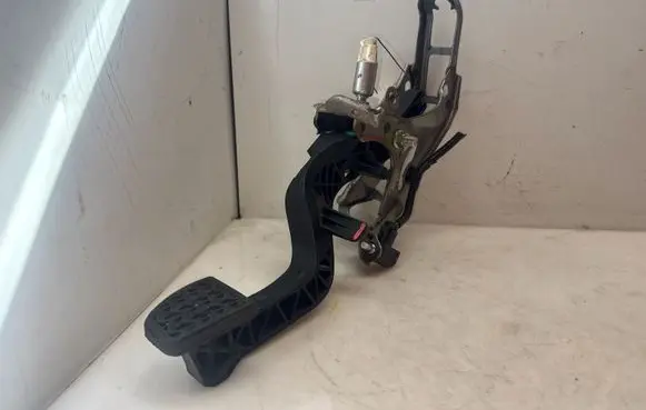 Toyota Yaris Clutch pedal 