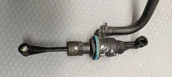 Hyundai Kona I Clutch master cylinder 