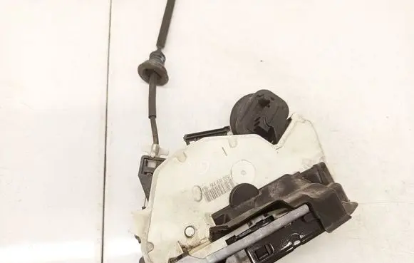 Volkswagen Golf VI Rear door lock 5K4839015H