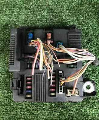 Renault Megane II Fuse module 8200306033A