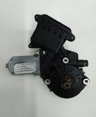 Toyota Corolla Verso AR10 Front door window regulator motor 01062006 698100F010
