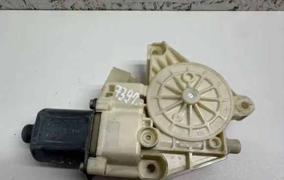 Mercedes-Benz E W212 Front door window regulator motor A2048200242