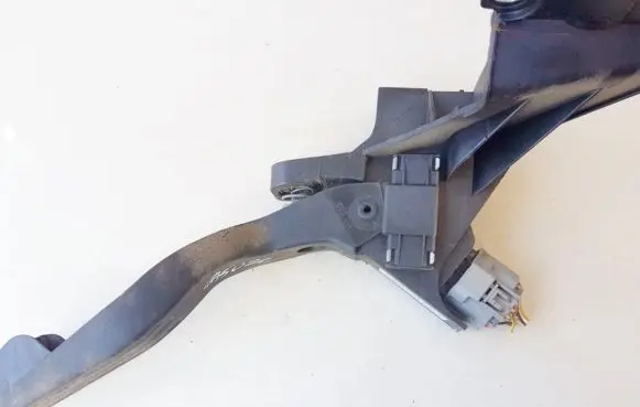 Ford Mondeo Mk III Accelerator throttle pedal 2s719f836da
