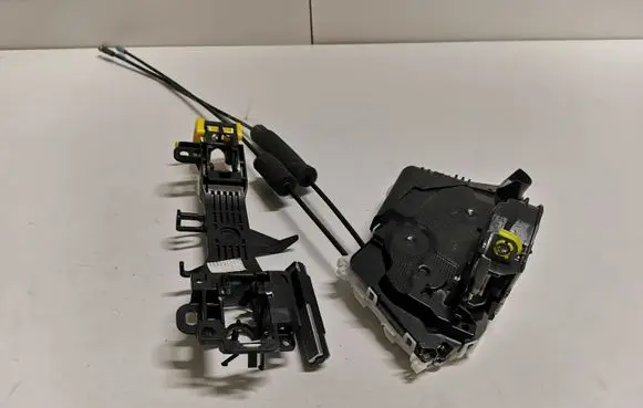 Subaru Outback (BS) Front door lock T8311180
