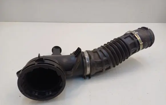 Maserati Levante Turbo air intake inlet pipe/hose 670105377