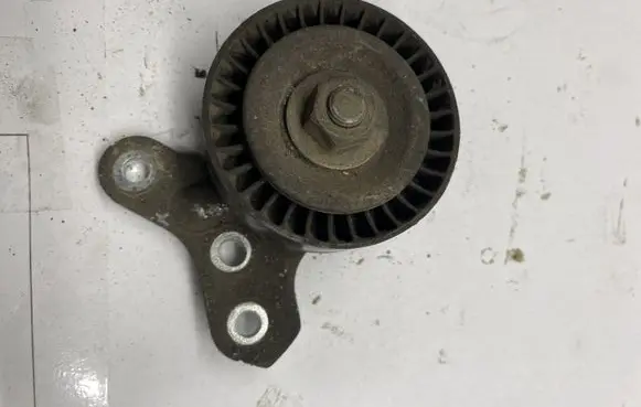 Volkswagen Jetta V Generator/alternator belt tensioner