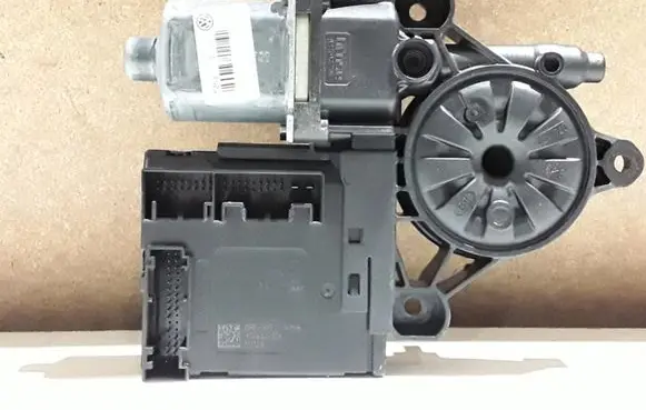 Volkswagen PASSAT B7 Front door window regulator motor 3C0959793C 3AA959701A