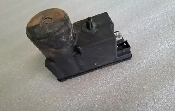 Audi 80 90 S2 B4 Central locking vacuum pump 4A0862257A