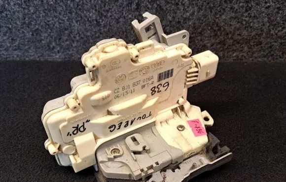 Audi TT TTS Mk2 Front door lock 8J1837016A