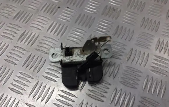Volkswagen Polo IV 9N3 Tailgate exterior lock 6Q6827505B
