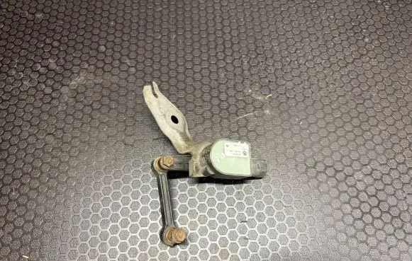 Headlight/headlamp level sensor
