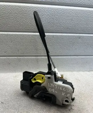 Opel Insignia A Coupe door lock (next to the handle) 13593781