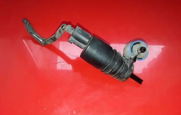 Volkswagen Polo IV 9N3 Windscreen/windshield washer pump 107819