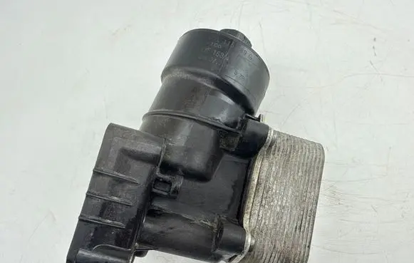 Skoda Octavia Mk2 (1Z) Oil filter mounting bracket 03L115389G