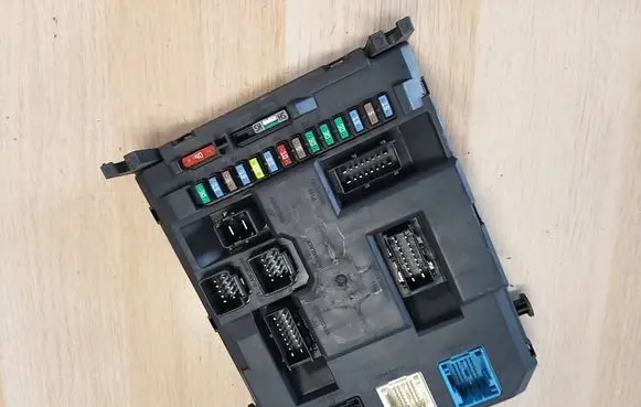 Citroen C3 Picasso Fuse module 9666952080