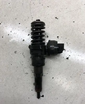 Volkswagen Caddy Fuel injector 038130073AP 0414720221