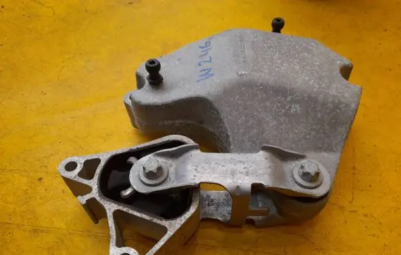 Mercedes-Benz B W246 W242 Engine mounting bracket A2702230002