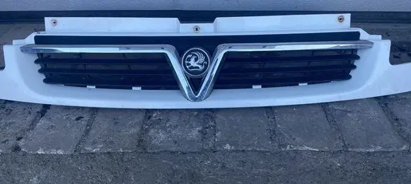 Opel Vivaro Front bumper upper radiator grill