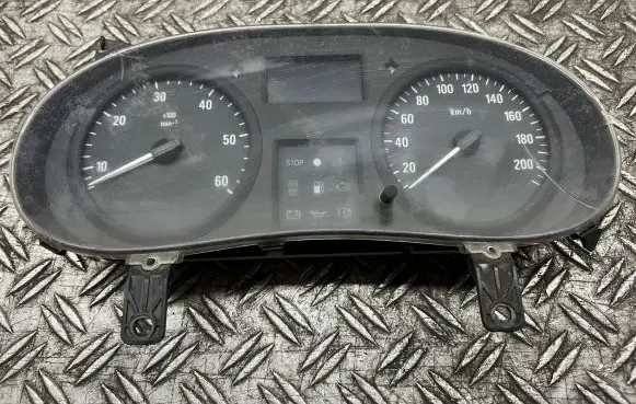 Opel Vivaro Speedometer (instrument cluster) P8200390135